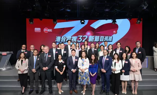 廣播處長關婉儀與港台團隊及實習大專生於港台電視 32 節目巡禮合照