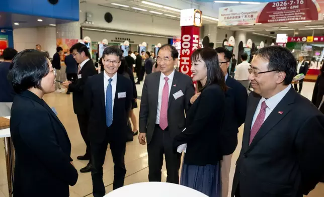 創新科技及工業局署理局長張曼莉（右二）及中聯辦教育和青年部部長王偉明（左二）參觀在場展出的初創企業。