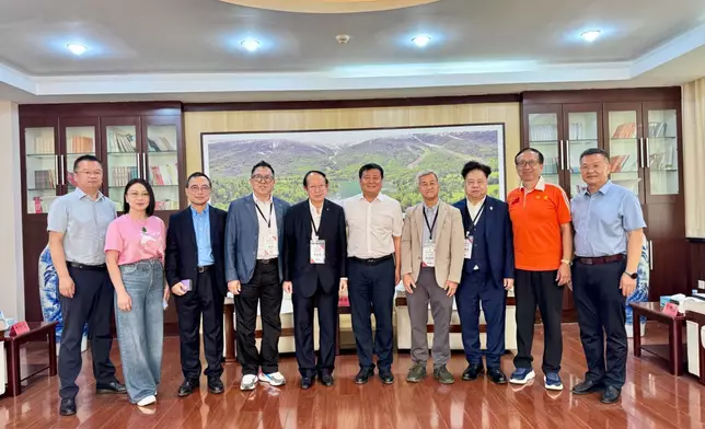 代表團一行赴布爾津縣，與縣委書記劉沖等政府官員舉行高規格座談會