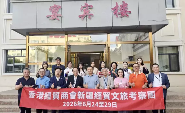 考察團成員於布爾津縣宴賓樓前與當地政府代表合影留念