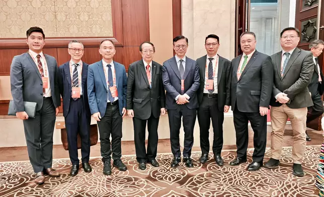 會長鄧錦添博士（左四）與律政司副司長張國鈞（左五）、署理駐京辦主任袁嘉諾（右三）、工總主席林世豪（右二）於亞歐博覽會合影