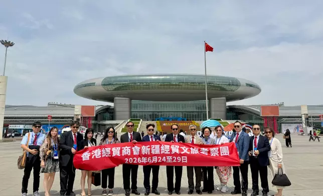 香港經貿商會會長鄧錦添博士率領高規格代表團展開為期六天的新疆經貿文旅調研，全體成員於會場外合影