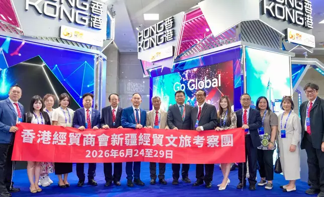香港經貿商會新疆經貿文旅考察團在亞歐博覽會展位前合影