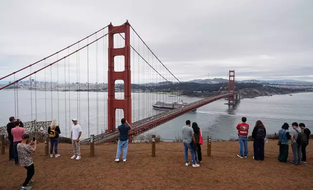 檔案圖片：2025年10月1日，人們在加州米爾谷參觀馬林岬（金門國家康樂區一部分）時，觀看並拍攝金門大橋。(美聯社圖片/Godofredo A. Vásquez) AP圖片