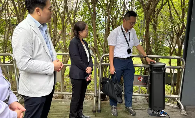 食環署引入「吞天蛙」捕蚊機及自動清掃機械人 署理局長視察試點運作
