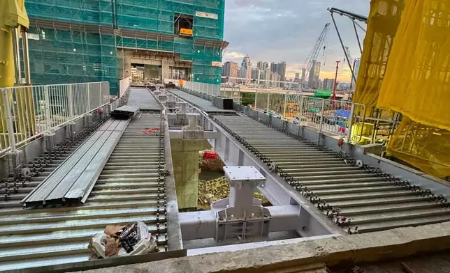 河套香港園區口岸連接行人天橋完成接駁 料2027年年中啟用