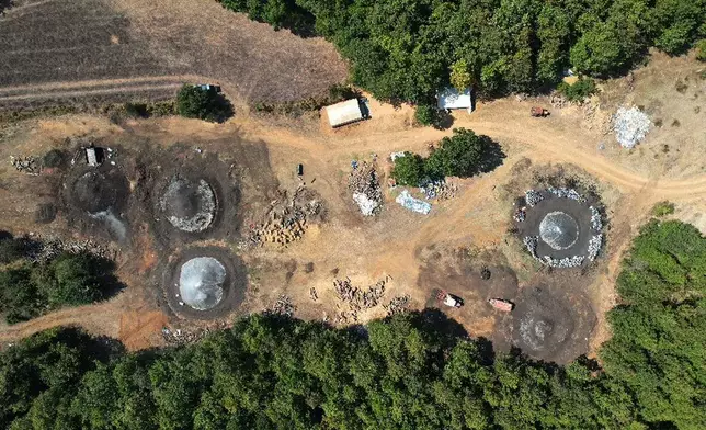 2026年8月25日周二，土耳其科賈埃利省一處森林的木炭生產場地俯瞰圖。區內少數家族經營的生產商，繼續沿用這種傳統做法，在泥窯中緩慢碳化硬木，製成供燒烤及餐廳使用的木炭。(美聯社圖片/Khalil Hamra) AP圖片
