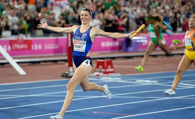 英國選手艾美．亨特衝過終點線，贏得男女混合4x100米接力賽決賽，並在2026年8月16日周日於英格蘭伯明翰舉行的歐洲田徑錦標賽上創造新的歐洲紀錄。(美聯社圖片/Matthias Schrader) AP圖片