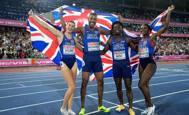 2026年8月16日周日，英國選手謝利米亞．阿祖、甸娜．艾莎史密夫、查尼爾．曉士及艾美．亨特，在英格蘭伯明翰舉行的歐洲田徑錦標賽男女混合4x100米接力賽決賽中，以破歐洲紀錄的成績奪冠後合照。(美聯社圖片/Matthias Schrader) AP圖片