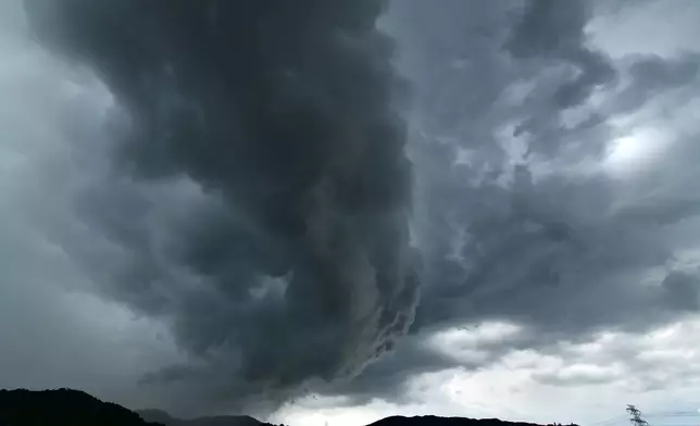 市民捕捉罕見弧狀雲 天文台解構暴風雨前兆