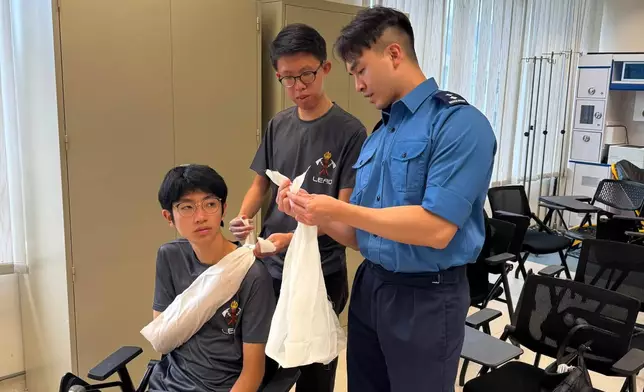 消防及救護青年團領航計劃7學員完成急救課程獲頒證書