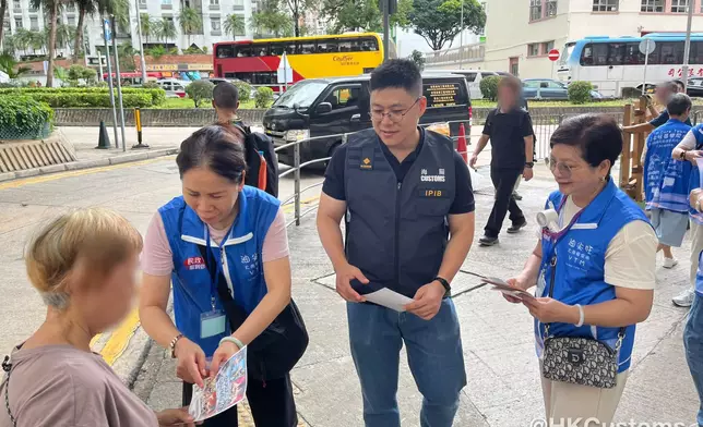 海關聯同旺角警區大角咀宣傳 提醒長者精明消費防陷阱
