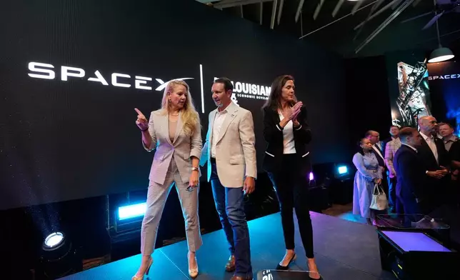 2026年8月25日周二，路易斯安那州阿布維爾，SpaceX總裁兼營運總監肖特韋爾（左）與路易斯安那州州長蘭德里（中），以及路易斯安那州經濟發展局局長蘇珊·邦內特·布爾喬瓦在SpaceX宣布於路易斯安那州興建新太空發射場的活動上交談。(美聯社圖片/Gerald Herbert) AP圖片