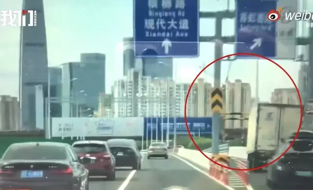 貨車強闖限高路段撞斷鐵架，金屬桿隨即彈飛擊中鄰線私家車。網上圖片