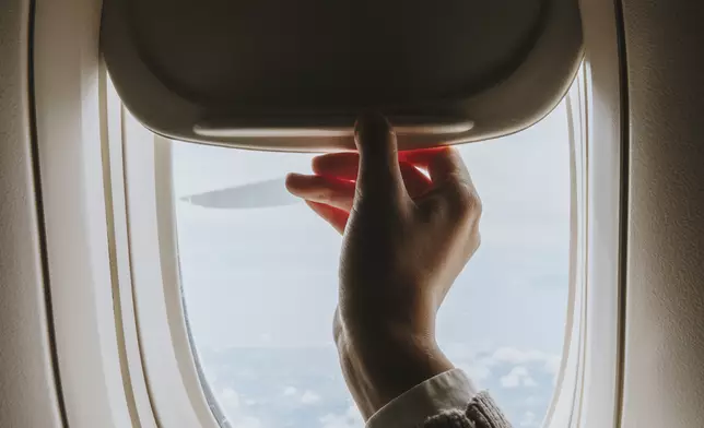 機師揭飛機起降必須打開遮光板重要原因，關鍵時刻有助逃生救援。資料圖片