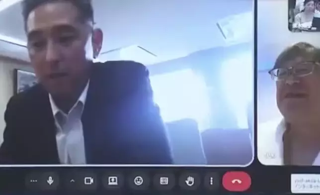 官員著浴袍開視像會議還在鏡頭前吸煙惹議。網上圖片
