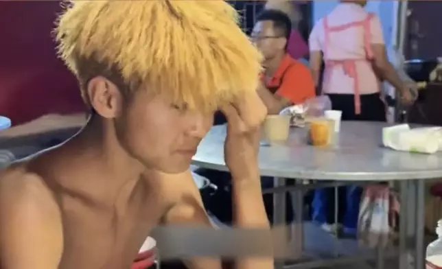 16歲搬瓜少年寫作文給10年未見母親爆紅，暑假苦力打工求學故事惹哭網民。網上圖片