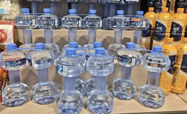 內地推啞鈴造型樽裝水，盛滿重1.5KG可邊飲邊練一舉兩得。網上圖片