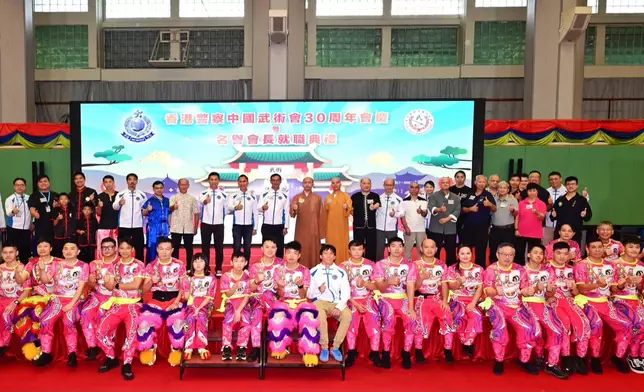 一眾主禮嘉賓與泉州少林寺武僧團、本地武術門派代表及香港警察中國武術會醒獅隊成員合照。