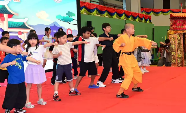 泉州少林寺武僧團成員帶領現場小朋友學習武術。