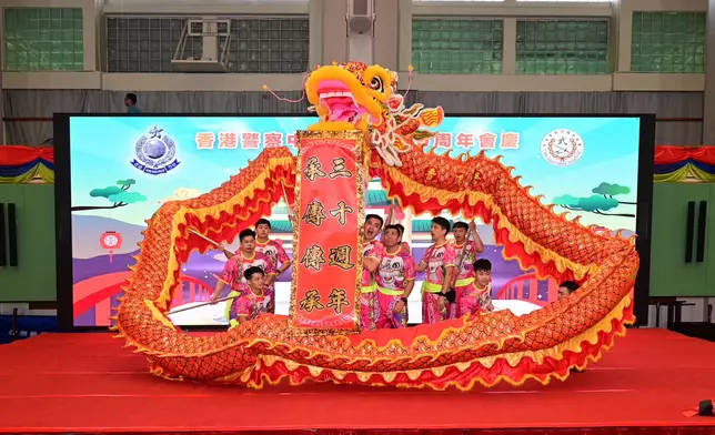 香港警察中國武術會醒獅隊表演。
