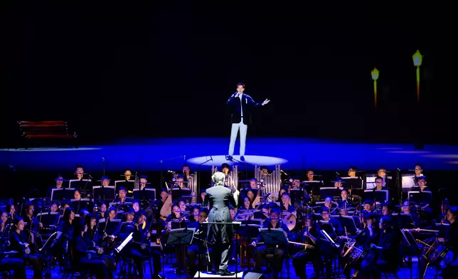 陳百強的立體影像透過全息投影技術重現舞台，與樂團共同演繹《一生何求》及《深愛着你》。
