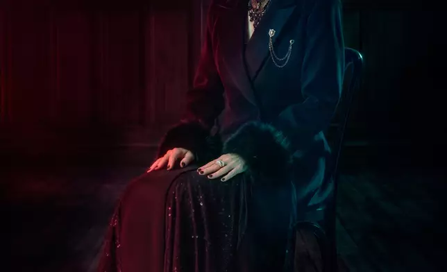 向來喜歡聽靈異節目的郭羡妮，笑言好喜歡這身「暗黑Miss」的造型。