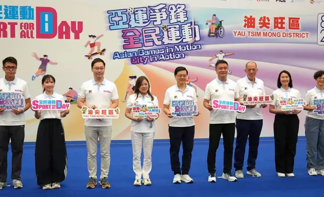 李家超和羅淑佩等出席全民運動日活動。巴士的報記者攝