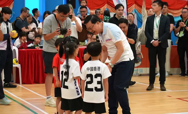 李家超和參興全民運動日活動的小朋友交流。巴士的報記者攝
