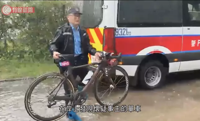 警方在岸上發現懷疑事主的單車。有線新聞截圖