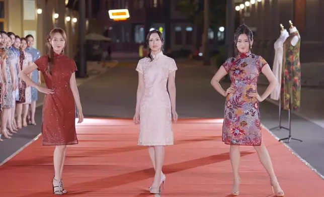 三位師姐Carmaney（左起）、盈盈、德德親自示範行Catwalk 。