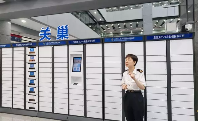 24 小時不打烊證件自助領取櫃。巴士的報記者攝