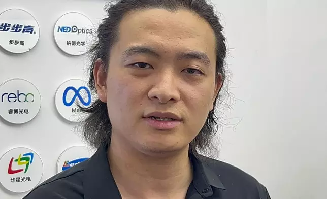 思坦半導體有限公司研發中心副總監劉弈博接受傳媒採訪。巴士報記者攝