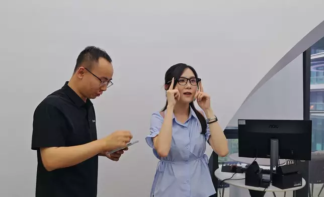 現場展出的智能眼鏡成為媒體關注焦點，隨團記者紛紛試戴體驗。巴士的報記者攝