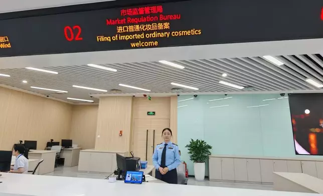 參訪團跟隨講解沿總書記考察路線參觀，逐一走訪進口普通化妝品備案、企業綜合開辦等特色窗口。巴士的報記者攝