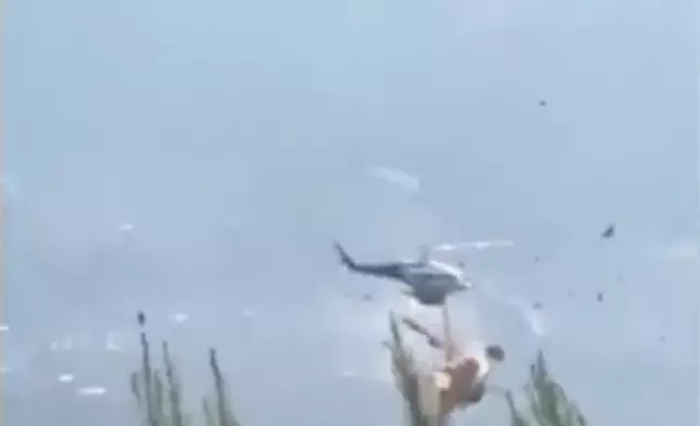 希臘兩架消防直升機於當地星期日（8月2日）下午執行滅火任務時，在空中相撞後墜毀。網上影片截圖