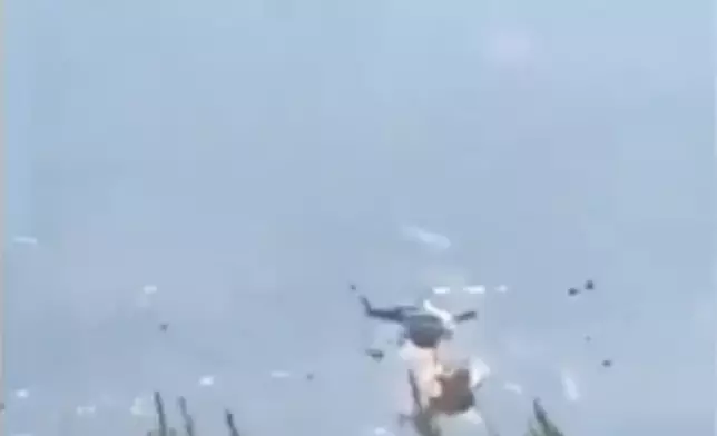 希臘兩架消防直升機於當地星期日（8月2日）下午執行滅火任務時，在空中相撞後墜毀。網上影片截圖