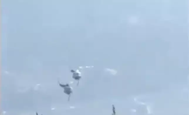 希臘兩架消防直升機於當地星期日（8月2日）下午執行滅火任務時，在空中相撞後墜毀。網上影片截圖