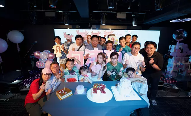 何沛珈的契仔、契女同屋企人都有到場出席。