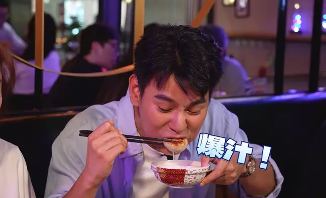 蔥肉小煎包食到爆汁。