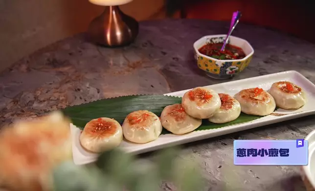 蔥肉小煎包食到爆汁。