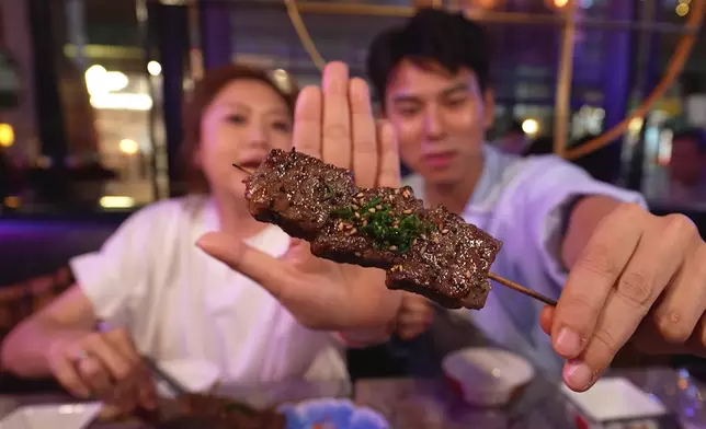 牛小排串燒肉質鮮嫩。