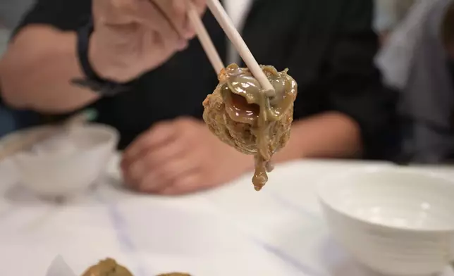 一粒鯪魚球配一粒蜆是最美味食法。