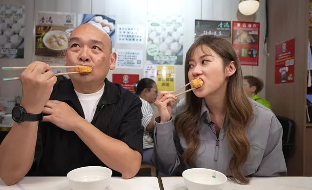 鮮炸金黃魚片頭配自家製辣醬。