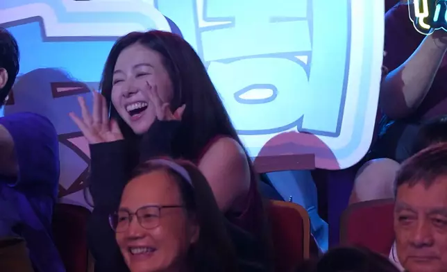 志康除外套，太太都忍唔住尖叫。