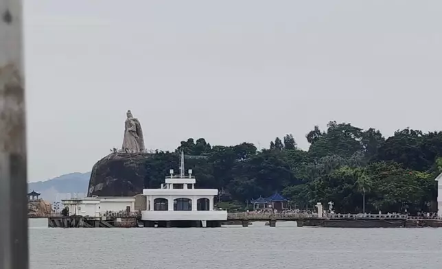 島上隨處可見風格各異的洋樓、使館舊址與私家別墅。巴士的報記者攝
