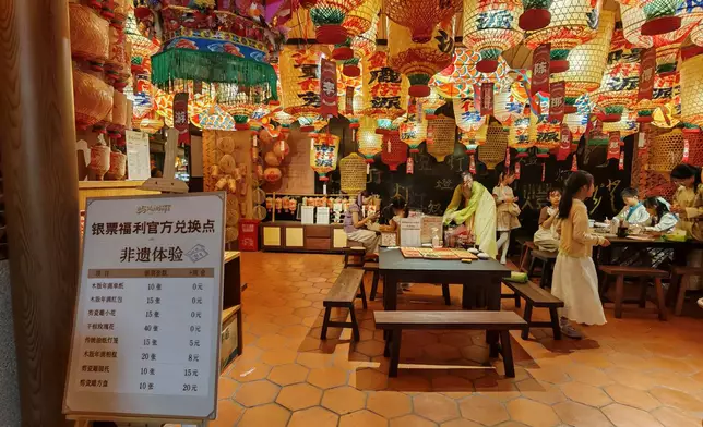 景區內可以憑銀票免費體驗手工。巴士的報記者攝