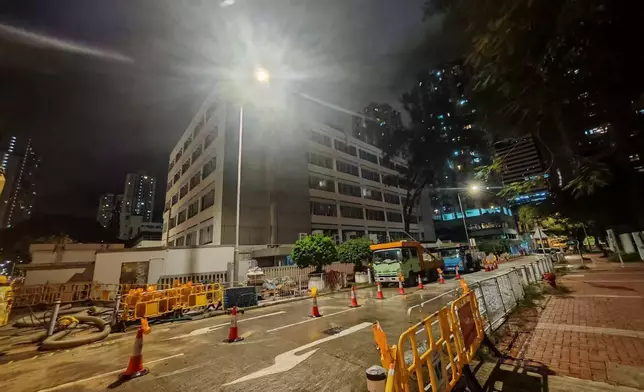 水務署正就屯門青山公路近屯利街的水管進行緊急維修。fb圖片