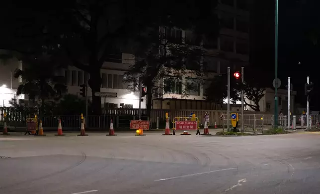 水務署正就屯門青山公路近屯利街的水管進行緊急維修。fb圖片