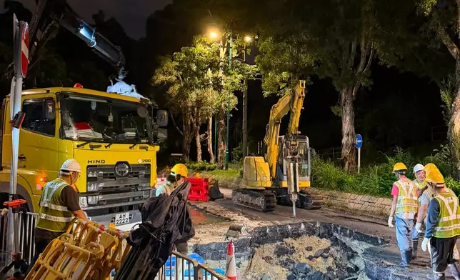 水務署正就屯門青山公路近屯利街的水管進行緊急維修。fb圖片